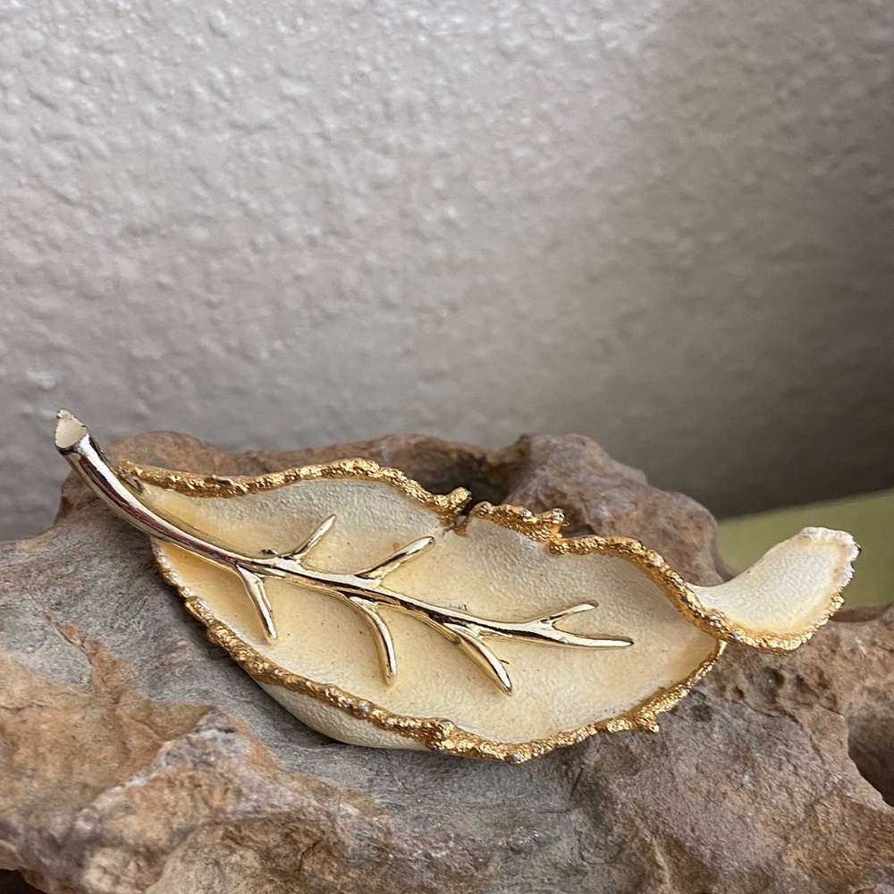 Vintage BSK Cream & Gold Tone Leaf Broach